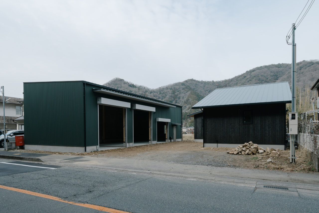 重厚感のある平屋住宅デザインと圧倒的な大きさの車庫