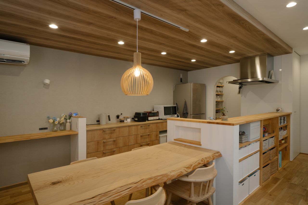 キッチンに設けた木製の造作棚